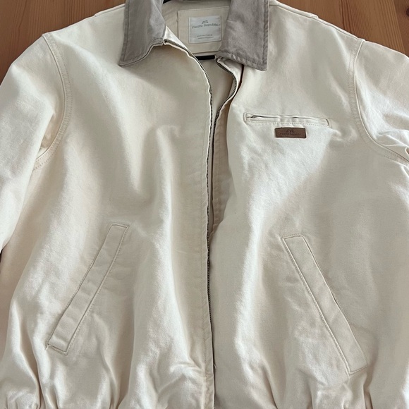 Unisex Cream Jacket with Gray Collar - Picture 2 of 6